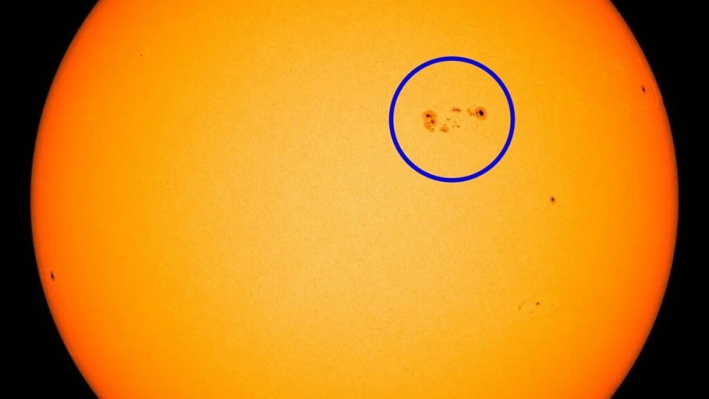 AR3038(파란색 동그라미)은 현재 지구 3배 이상 크기로 커졌다. 사진=미 항공우주국(NASA)/태양 활동관측위성(SDO)