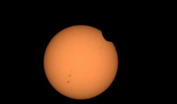 포보스가 태양을 가리는 부분일식을 화성에서 관측한 모습. 사진=NASA/JPL-Caltech/ASU/MSSS/SSI