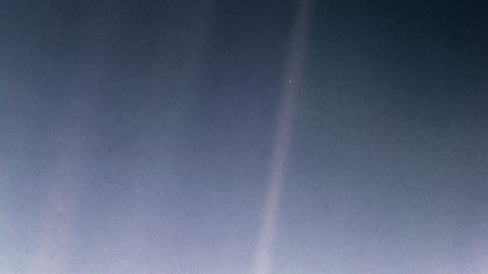 창백한 푸른 점. 1990년 보이저 1호가 태양으로부터 약 60억㎞ 떨어진 곳에서 카메라를 지구 쪽으로 돌렸다. 사진 속 지구는 광막한 우주 속에 떠 있는 작은 점으로 나타났다. 사진=NASA/JPL-Caltech