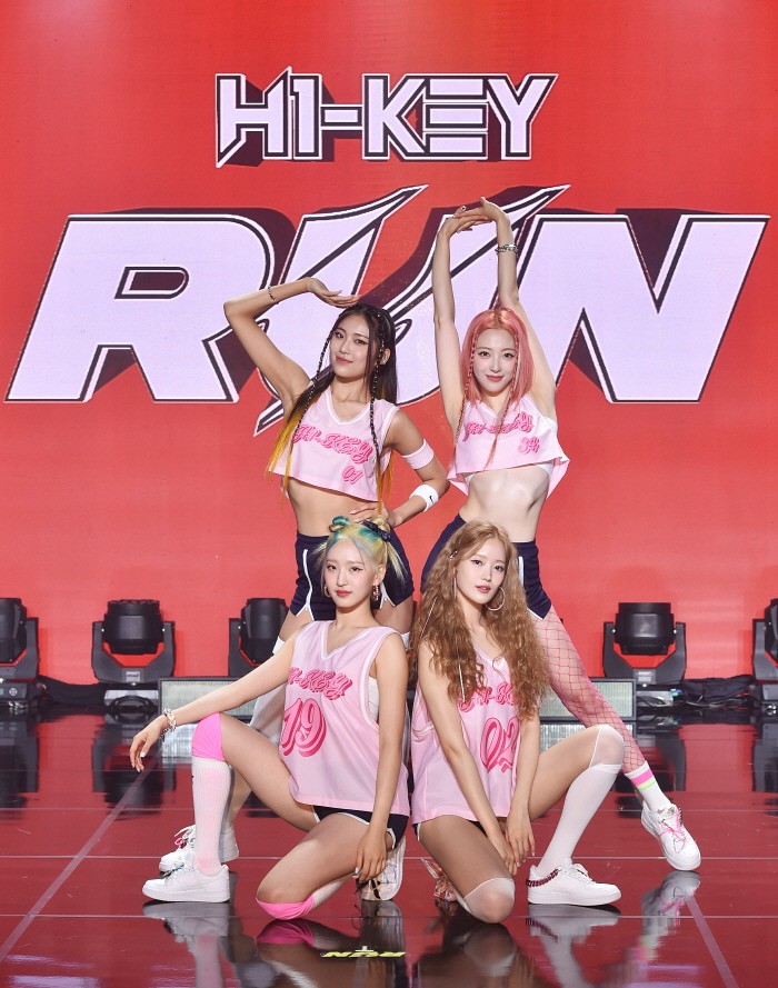 '애슬레틱 걸' 하이키(H1-KEY)가 새 멤버 휘서와 함께 엔데믹 여름운동 자극송 RUN으로 돌아왔다. (사진=GLG 제공)