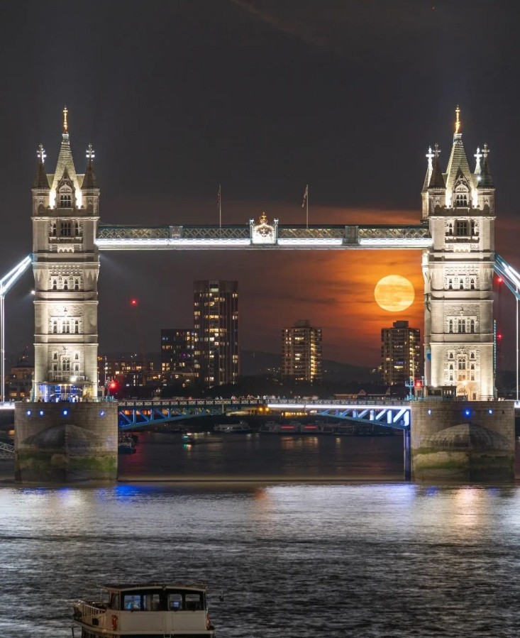 사진=트위터(@TowerBridge/@richardtaylor_photography)