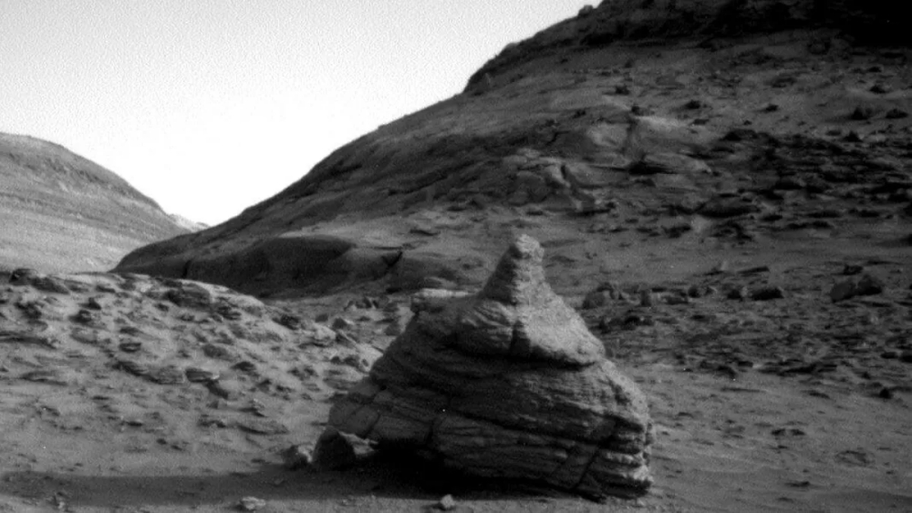 큐리오시티가 포착한 ‘똥’ 이모지처럼 생긴 화성의 바위. 사진=NASA/JPL-Caltech/Amanda Kooser