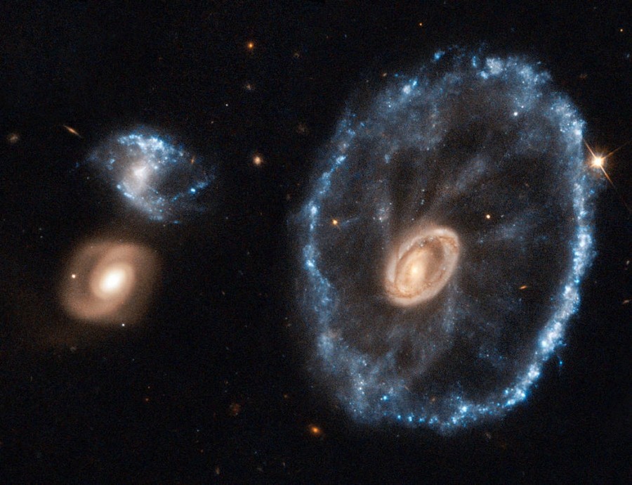 허블 우주망원경이 2018년 관측한 수레바퀴 은하. 사진=NASA