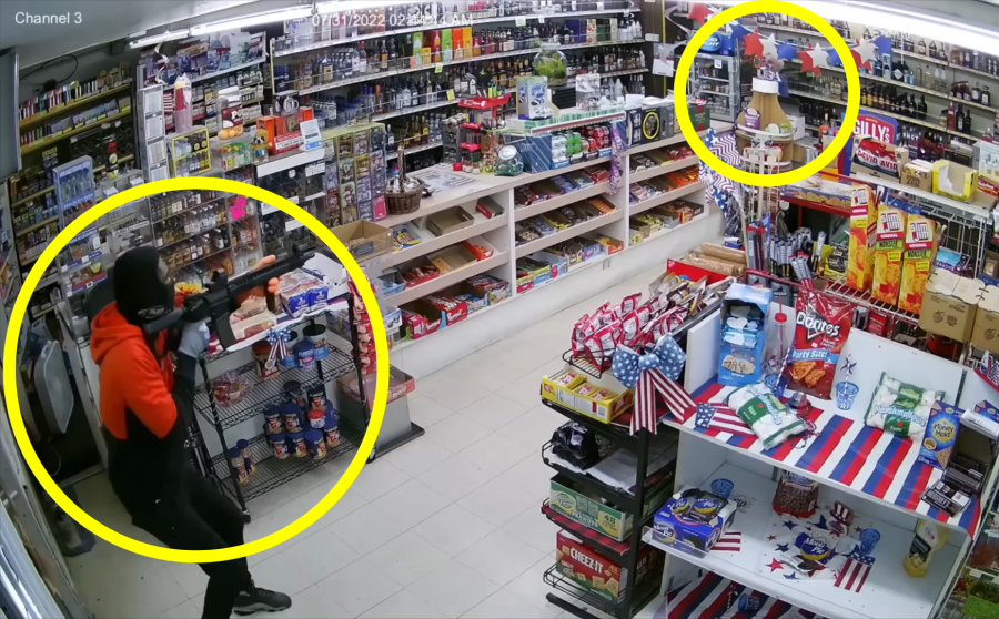 무장강도(왼쪽)를 샷건으로 쏜 슈퍼마켓 주인. 사진=KTLA 5 캡쳐