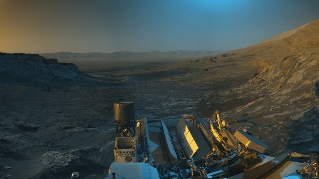큐리오시티 앞으로 펼쳐진 샤프산 풍경. 사진은 기존 흑백 이미지를 일부 수정했다. 화성의 하루 중 각각 다른 두 시간대의 흑백 이미지를 합친 뒤 파란색, 주황색, 녹색 등 색상을 더했다. 사진=NASA/JPL-Caltech