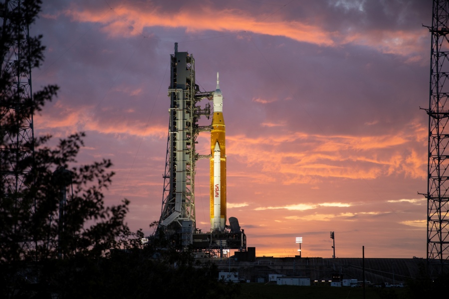 발사대에 기립한 아르테미스 로켓. 사진=미 항공우주국(NASA)