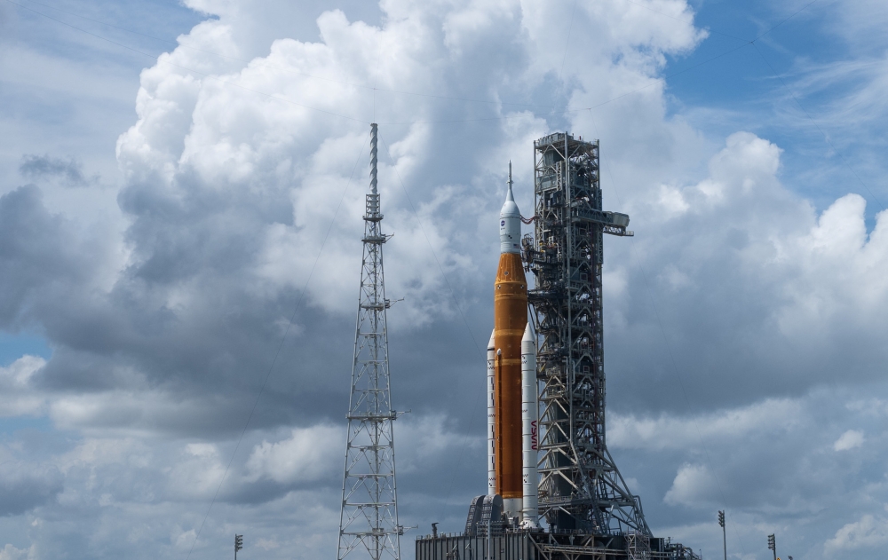 미국 플로리다주 케이프커내버럴 케네디우주센터의 39B 발사대에 세워져 있는 아르테미스 로켓 ‘우주발사시스템’(SLS)과 우주선 ‘오리온’. 사진=미 항공우주국(NASA)