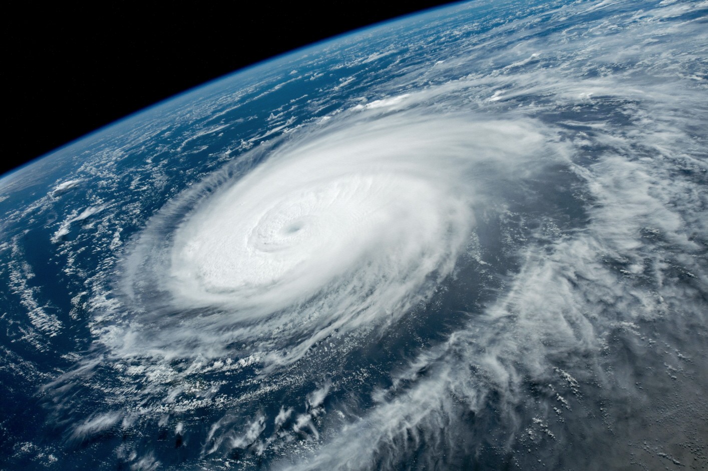 지난달 31일 오전 국제우주정거장(ISS) 우주인이 촬영한 힌남노. 나사 지구관측소 홈페이지 갈무리