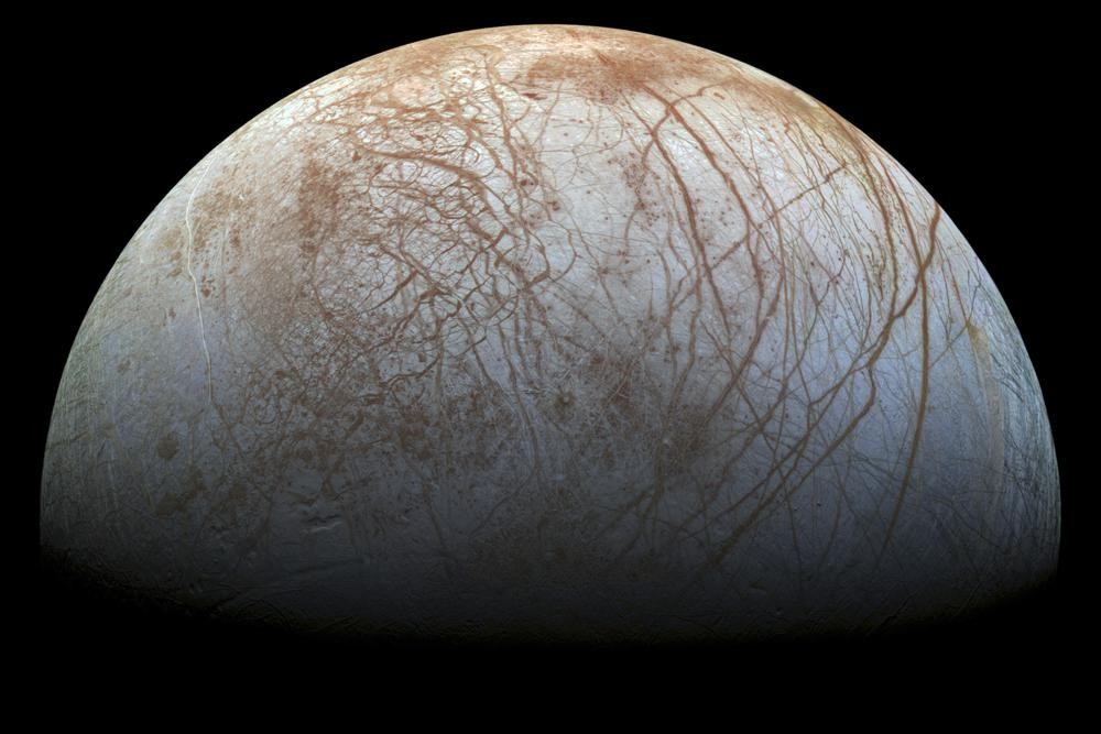 Imagem de Europa divulgada pela NASA em 2014. Esta imagem foi tirada pela sonda Galileo da NASA no final dos anos 1990 e foi colorida para destacar suas características topográficas.  Imagem = NASA/JPL-Caltech/SETI Institute