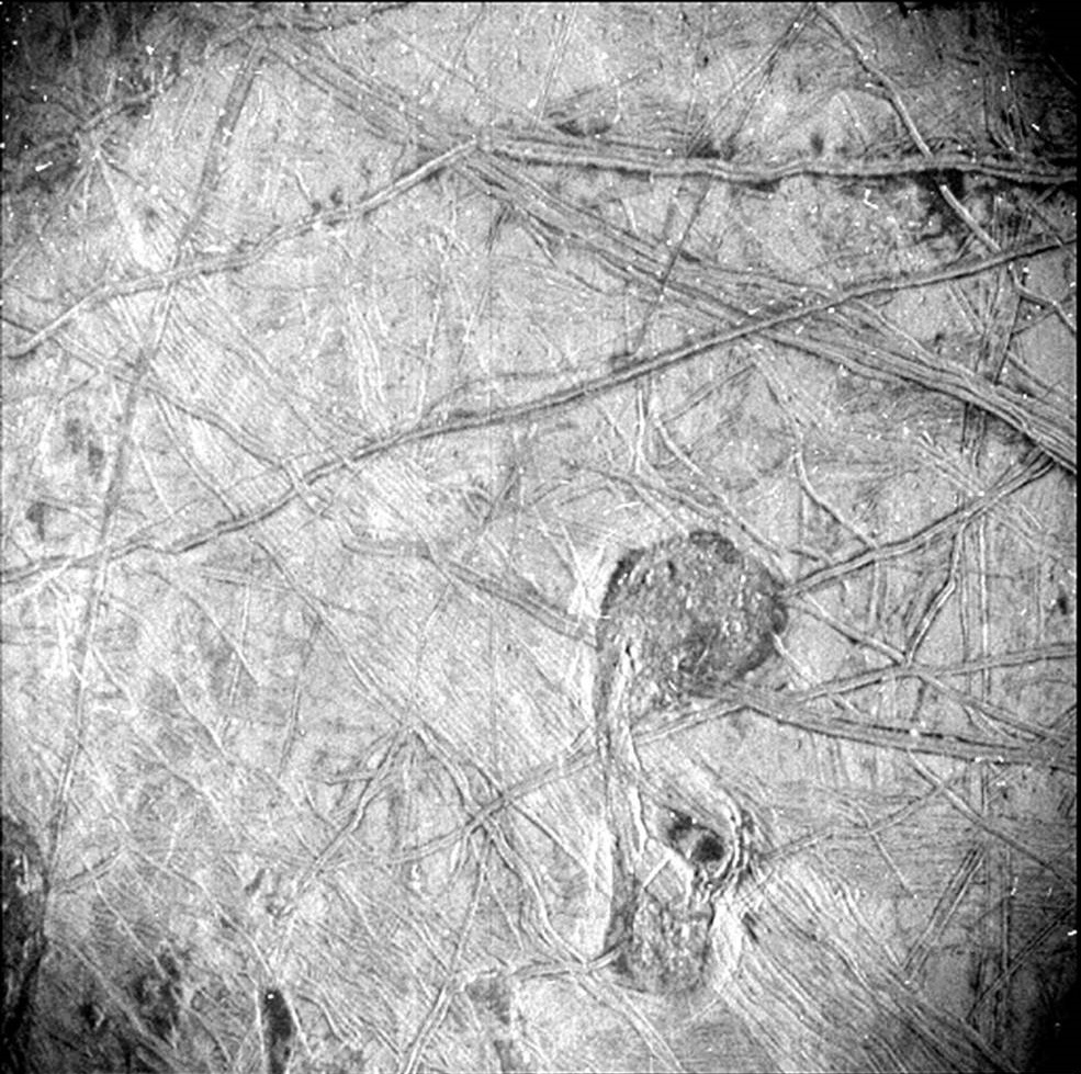 ¿Vida bajo este hielo?  … vívidas arrugas de Europa, la luna de Júpiter