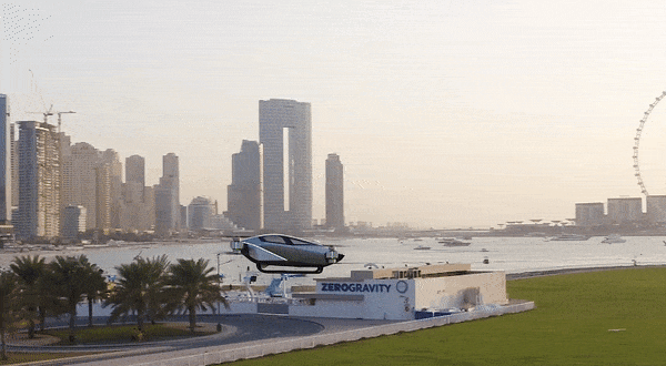 지난 10일(현지시간) 아랍에미리트(UAE) 두바이에서 중국의 전기차 업체 샤오펑이 개발한 플라잉카 'X2'가 시험 운항하고 있다. 유튜브 XPENG AEROHT 채널 갈무리