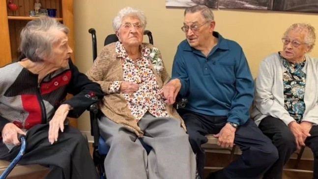 미국 아이오와주 베시 헨드릭스 할머니(왼쪽 두 번째)가 115번째 생일을 맞아 아들 리온(오른쪽 두 번째), 큰딸 조앤 섀퍼(맨 오른쪽), 작은 딸 글렌다(맨 왼쪽) 등으로부터 축하 인사를 받고 있다. 사진=시카고 ABC방송 화면 캡처