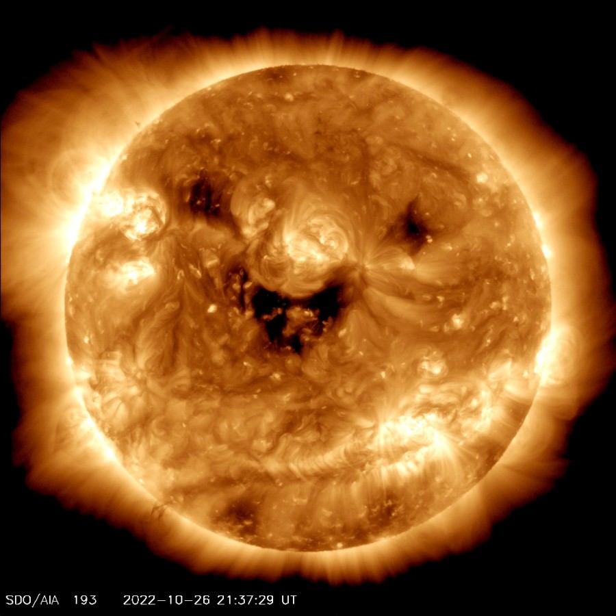 지난 10일 26일 솔라 다이내믹스 천문대(SDO) 망원경으로 촬영한 태양의 미소. 미 항공우주국(NASA) 제공.