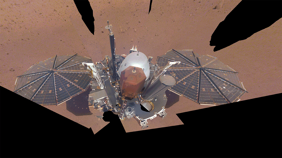 먼지가 뿌옇게 쌓인 모습이 4월 24일 촬영한 인사이트의 셀카. 다른 셀카는 2019년 3월 촬영됐다. NASA/JPL-Caltech