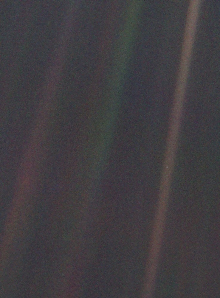 1977년 발사된 보이저 1호가 1990년 마지막으로 보내온 사진. 지구에서 40억 마일 떨어진 곳에서 60프레임으로 촬영했다. 아주 작게 창백한 푸른 점, 지구가 보인다. NASA/JPL