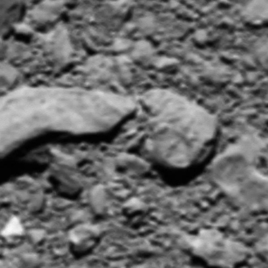 유럽우주국의 로제타 우주선의 마지막 이미지는 자신이 착륙한 67P/추류모프-게라시멘코 혜성의 표면이다. 로제타는 지구 중력의 1만분의 1 수준을 가진 이 혜성에서 10m 지름의 바위가 70m나 미끄러지는 톡특한 모습도 포착했다. ESA/Rosetta/MPS for OSIRIS Team MPS/UPD/LAM/IAA/SSO/INTA/UPM/DASP/IDA