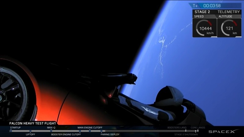 팰컨 헤비가 시험 비행을 마치기 전 보내온 우주에서의 테슬라 로드스터. 안에는 마네킹이 들어있다. 스페이스X 유튜브 캡처.