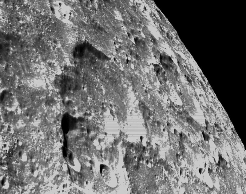 21일(미국 동부시간) 오리온이 34분간 지구와 통신 두절됐을 당시 촬영한 달의 표면. 미 항공우주국(NASA) 인스타그램 갈무리.
