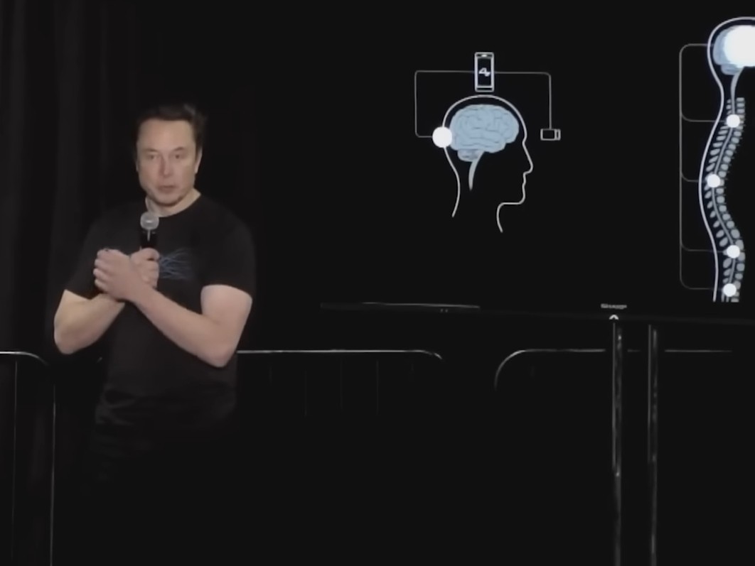 11월 30일(현지시간) 일론 머스크 테슬라 최고경영자(CEO)가 자신이 설립한 뇌신경과학 스타트업 ‘뉴럴링크’의 인체용 컴퓨터 칩에 대해 설명하고 있다. 뉴럴링크 캡처.