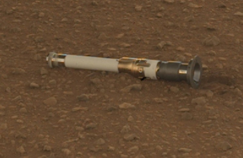 퍼서비어런스가 화성 표면에 내려놓은 티타늄 시료관. 미 항공우주국(NASA)/JPL-칼텍/MSSS
