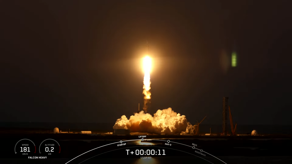 15일(현지시간) 미국 플로리다 케네디 우주센터에서 발사된 스페이스X의 팰컨 헤비 로켓. USSF-67로 명명된 우주군 기밀 임무에 따라 발사됐다. 스페이스X 트위터 캡처.