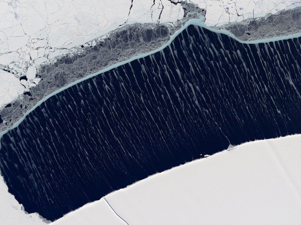 지난 2021년 12월 8일(현지시간) 랜드샛-8호로 촬영된 남극대륙 만입부에 위치한 해협 ‘웨들해’의 얼음. 사진=미 항공우주국 지구관측소