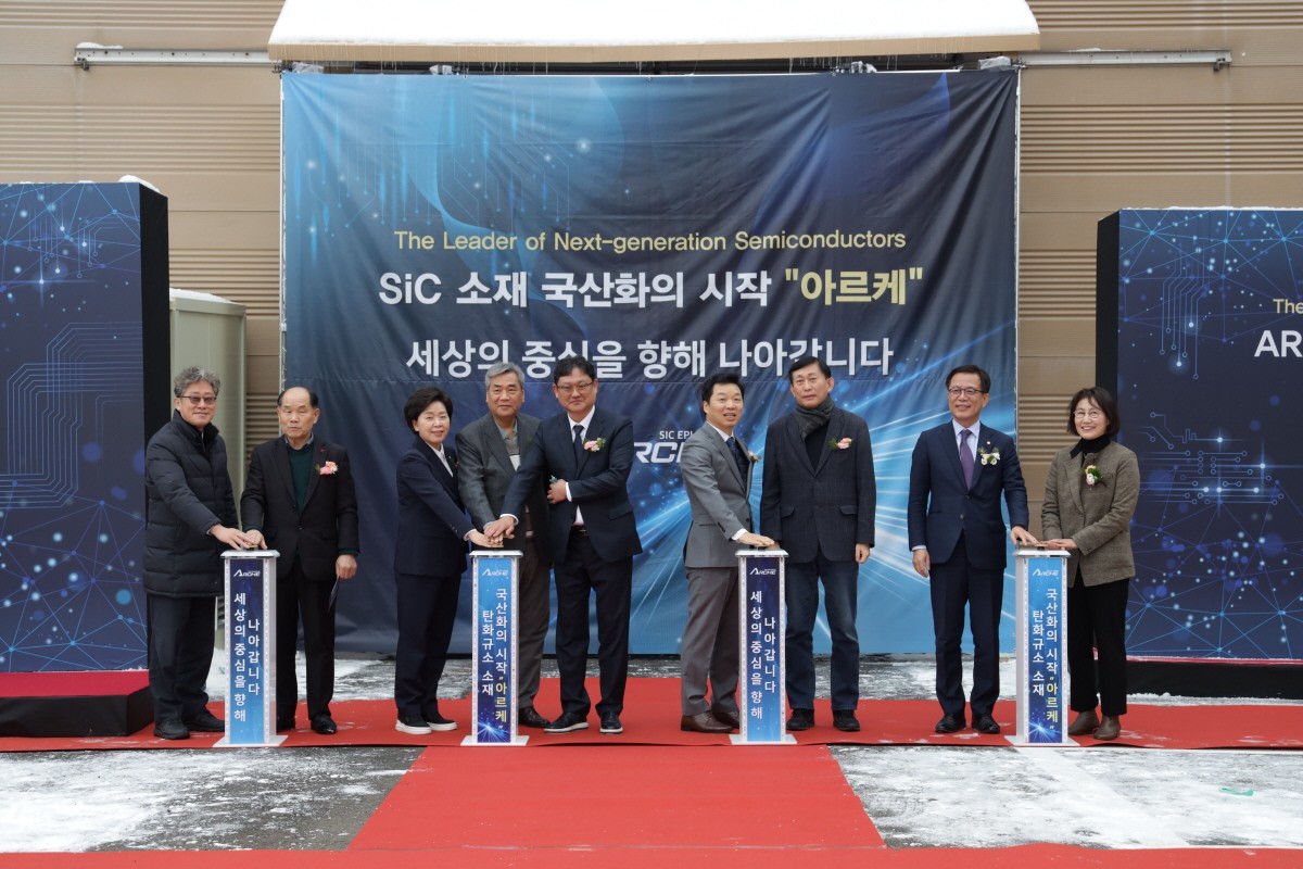 왼쪽부터 반도체산업협회 안기현 전무, 서울시의정회 김석호 회장, 반도체특위 위원장 양향자 국회의원,  아토리서치 오창교 회장, 아르케 서상준 대표, 김병관 전 국회의원, 대통령직속 디지털플랫폼 위원장 고 진,  성균관대 유지범 총장, 추혜용 전 삼성디스플레이 부사장(제공:아르케) 