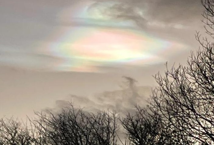 지난달 30일(현지시간) 영국 스코틀랜드에서 관측된 ‘자개구름’. 사진=BBC 스코틀랜드 웨더 트위터