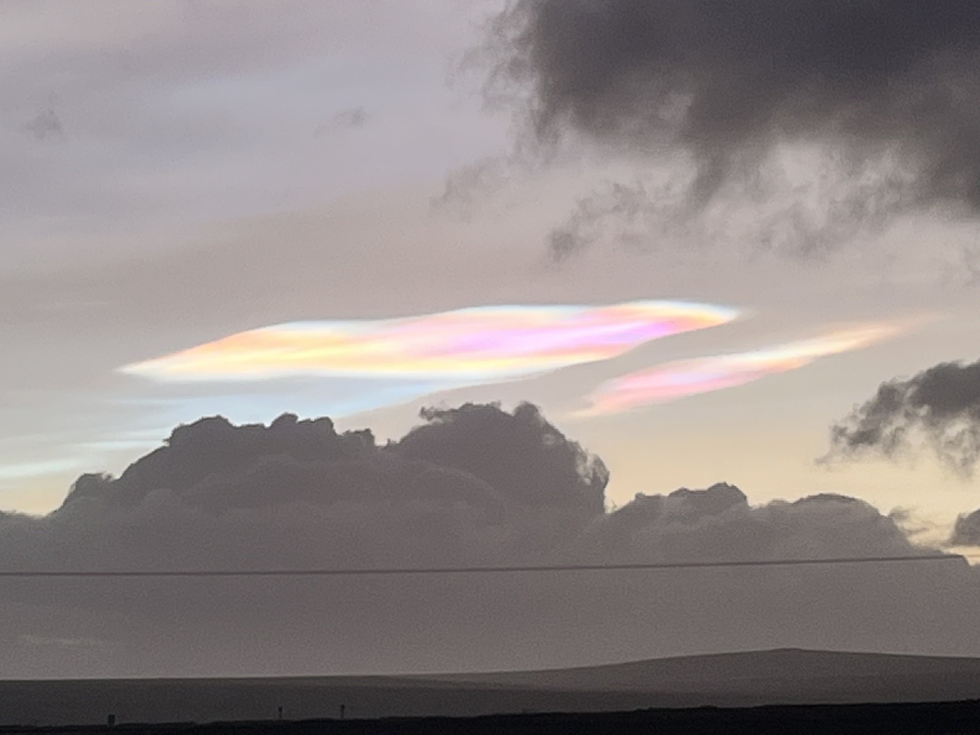 지난달 30일(현지시간) 영국 스코틀랜드에서 관측된 ‘자개구름’. 사진=영국 멧오피스 트위터