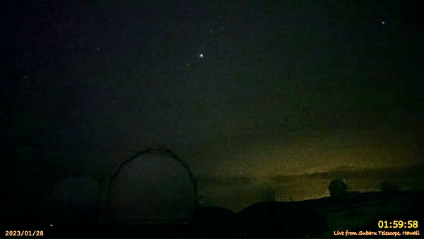 지난달 28일(현지시간) 하와이 마우나케아 천문대 상공에 포착된 초록 레이저. 잘 보이도록 콘트라스트를 조절한 이미지. 사진=일본 국립천문대(NAOJ)