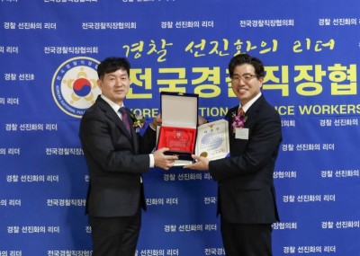 서울디지털대학교 탐정전공 최순호 주임교수(우)가 전국경찰직장협의회 초대 자문위원에 위촉돼 위촉장을 수여 받고 기념 촬영을 하고 있다. 사진=서울디지털대학교. 