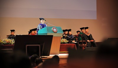 경희사이버대학교 변창구 총장이 졸업식사를 하고 있다. 사진=경희사이버대학교. 