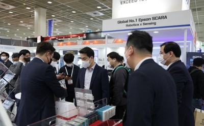 지난해 열린 Smart Factory +Automation World 2022에서 참관객이 부스를 관람 중이다. 사진=스마트공장·자동화산업전.