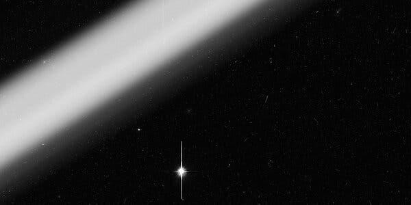 허블망원경에 잡힌 인공위성 궤적과 또 다른 인공위성이 반사한 빛. 사진=NASA·ESA·매커프린 연구팀