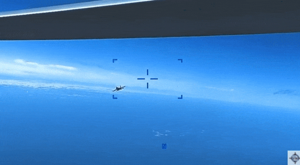 연료를 뿌리며 접근하는 러시아 Su-27 전투기. 사진=미군 유럽사령부 제공 동영상 캡처.