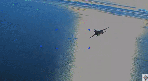 연료를 뿌리며 2차 접근하는 러시아 Su-27 전투기. 사진=미군 유럽사령부 제공 동영상 캡처.