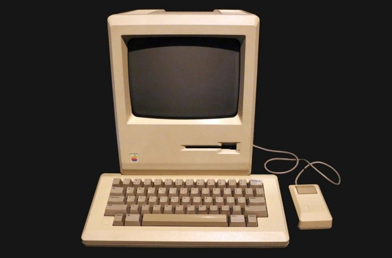 애플 컴퓨터와 초기 롤러볼 마우스.