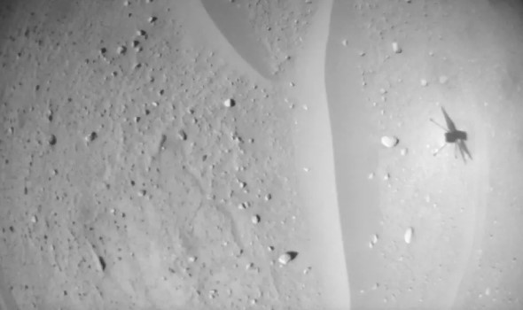 지난 21일 인제뉴어티가 48번째 비행 도중 자신의 그림자를 촬영했다. 사진=NASA/JPL-Caltech