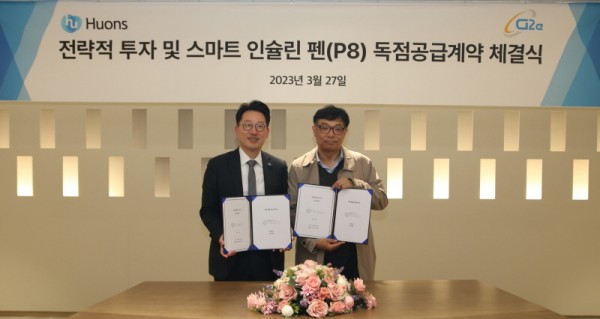 휴온스 윤상배 대표(좌)와 지투이 정창범 대표가 지투이와 스마트 인슐린 펜 ‘디아콘 P8’에 대한 국내 판권 계약을 체결했다. 사진=휴온스.