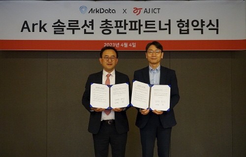 아크데이타 고광연 대표(오른쪽)와 AJ ICT 안필용 대표. 사진=아크데이타 제공