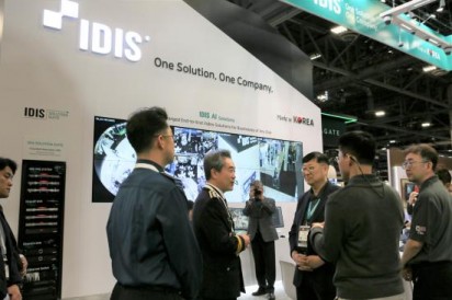 윤희근 경찰청장이 미국 라스베이거스에서 개최된 ISC-WEST 아이디스 부스에 방문해 전시회를 둘러보고 있다. 사진=아이디스.