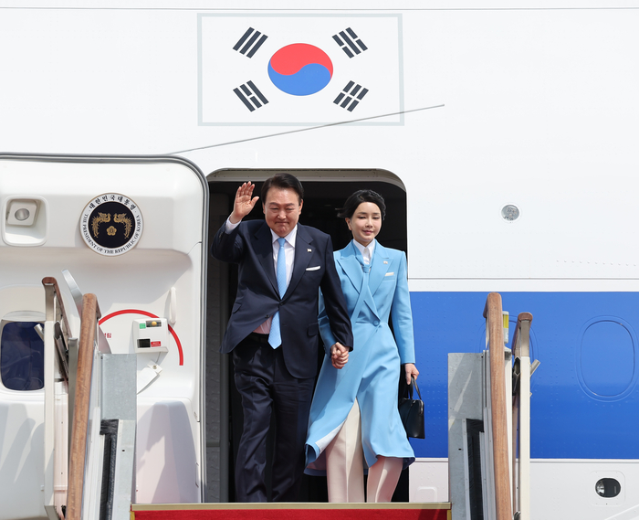 미국 국빈 방문 일정을 마친 윤석열 대통령과 김건희 여사가 30일 성남 서울공항에서 공군 1호기에서 내리며 환영객들에게 손을 들어 인사하고 있다. 연합뉴스