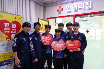 보람할렐루야 코치 및 선수들이 헌혈을 마친 뒤 기념촬영을 하고 있다. 사진=보람그룹.