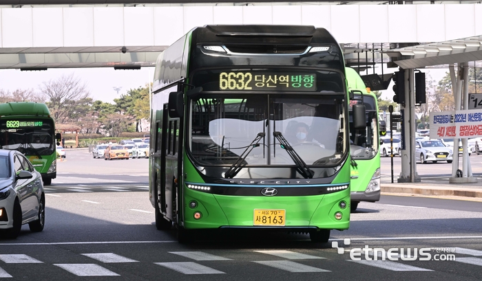 산업통상자원부는 4일 수소연료전지시스템 구매지원 시범사업을 수행할 6개 지자체(서울, 인천, 부산, 세종, 전북, 경남)를 선정하고 수소버스 총 400대를 보급할 계획이다. 이날 서울 강서구 김포국제공항에서 친환경 수소 버스가 운행되고 있다. 박지호기자 jihopress@etnews.com