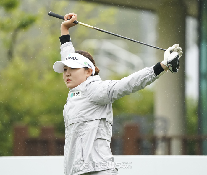 [포토] 윤수아, 몸 풀기는 기본이죠