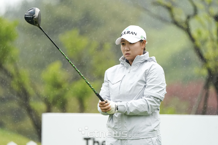 [포토] 강채연, 빗속으로 하는 티샷