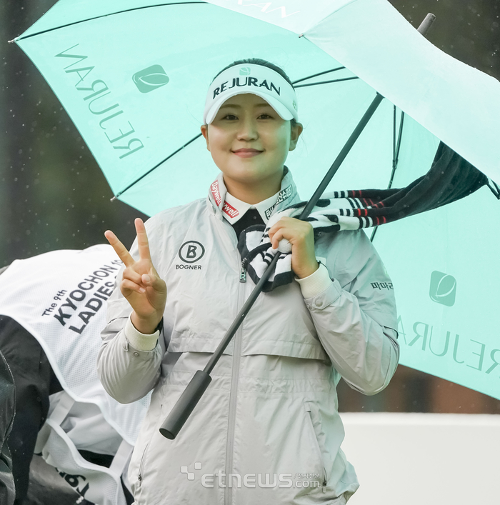 [포토] 미소로 인사하는 윤수아