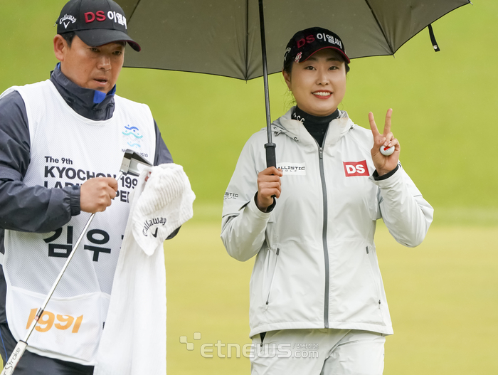 [포토] 버디로 출발하는 김우정