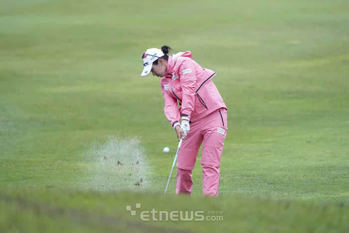 [포토] 강하게 날리는 세컨드 샷