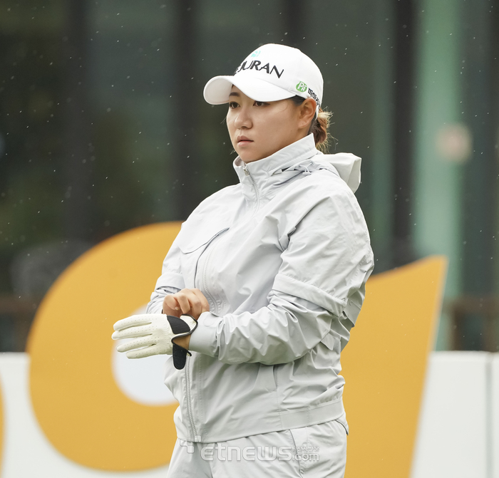 [포토] 비 때문에 더 신중해진 강채연